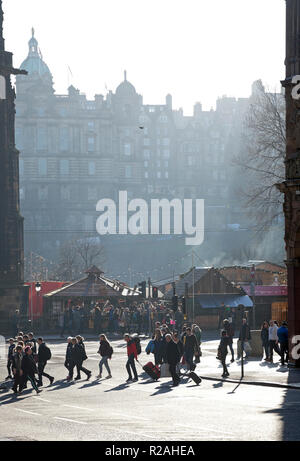 Edinburgh, Schottland. 18 Nov. 2018. UK Wetter, Sonnenschein und Nebel im Hintergrund, Temperatur um 6 Grad in der schottischen Hauptstadt die Princes Street mit belebten Straßen in der Innenstadt. Stockfoto