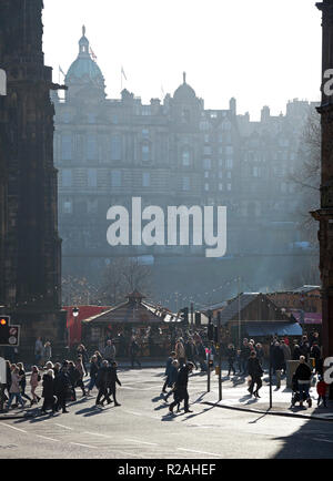 Edinburgh, Schottland. 18 Nov. 2018. UK Wetter, Sonnenschein und Nebel im Hintergrund, Temperatur um 6 Grad in der schottischen Hauptstadt die Princes Street mit belebten Straßen in der Innenstadt. Stockfoto