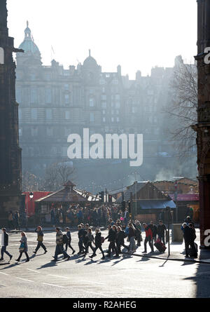 Edinburgh, Schottland. 18 Nov. 2018. UK Wetter, Sonnenschein und Nebel im Hintergrund, Temperatur um 6 Grad in der schottischen Hauptstadt die Princes Street mit belebten Straßen in der Innenstadt. Stockfoto