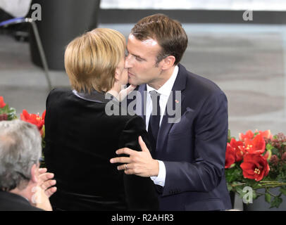 Berlin, Deutschland. 18 Nov, 2018. Der französische Präsident Emmanuel Längestrich küsse die Deutsche Bundeskanzlerin Angela Merkel (CDU) nach seiner Rede im Bundestag an der zentralen Gedenkfeier zum Volkstrauertag. Quelle: Michael Kappeler/dpa/Alamy Leben Nachrichten Quelle: dpa Picture alliance/Alamy leben Nachrichten Stockfoto