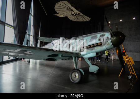 Krakau, Polen. 18 Nov, 2018. Eine Messerschmitt Bf 109 G-6 während der Open Museum Tag in Krakau gesehen. Das polnische Luftfahrtmuseum ist eine große Museum der alten Flugzeuge und Triebwerke. Es ist an der ehemaligen funktionale KrakÃ³w Rakowice Czyzyny Flughafen entfernt. Der Flugplatz wurde durch Österreich-Ungarn wurde 1912 gegründet und gilt als eine der ältesten der Welt. Credit: Omar Marques/SOPA Images/ZUMA Draht/Alamy leben Nachrichten Stockfoto