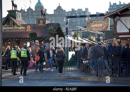 Edinburgh, Schottland. UK 18. Nov. 2018. der Sonne erhielt die Leute die Princes Street Markt an diesem ersten Sonntag zu besuchen. Das Geschenk Stände waren ziemlich beschäftigt mit Menschen kaufen und die Essensstände taten ein Brüllender Handel mit den verschiedenen und außergewöhnlichen Köstlichkeiten, die Sie zu bieten hatte. Stockfoto