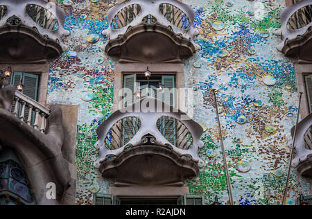 Barcelona, Spanien. 19 Dez, 2017. Die Casa Batlló, eines der architektonischen Juwelen von Barcelona, auf dem Passeig de Gràcia. Das Gebäude, errichtet 1877, von Antoni Gaudí für die Textilindustrie industriellen Josep Batlló entwickelt wurde. Foto: Frank Rumpenhorst/dpa/Alamy leben Nachrichten Stockfoto