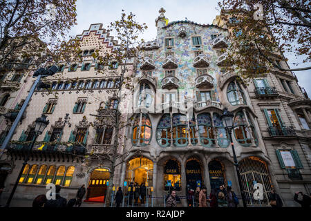 Barcelona, Spanien. 19 Dez, 2017. Die Casa Batlló, eines der architektonischen Juwelen von Barcelona, auf dem Passeig de Gràcia. Das Gebäude, errichtet 1877, von Antoni Gaudí für die Textilindustrie industriellen Josep Batlló entwickelt wurde. Foto: Frank Rumpenhorst/dpa/Alamy leben Nachrichten Stockfoto