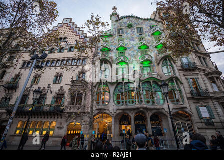 Barcelona, Spanien. 19 Dez, 2017. Die Casa Batlló, eines der architektonischen Juwelen von Barcelona, auf dem Passeig de Gràcia. Das Gebäude, errichtet 1877, von Antoni Gaudí für die Textilindustrie industriellen Josep Batlló entwickelt wurde. Foto: Frank Rumpenhorst/dpa/Alamy leben Nachrichten Stockfoto