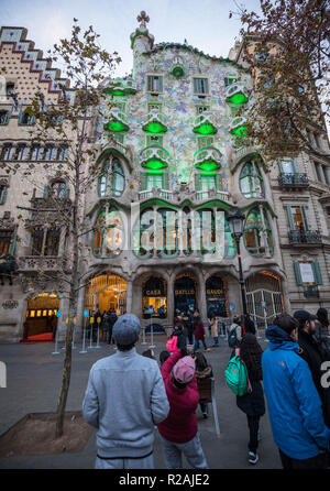 Barcelona, Spanien. 19 Dez, 2017. Die Casa Batlló, eines der architektonischen Juwelen von Barcelona, auf dem Passeig de Gràcia. Das Gebäude, errichtet 1877, von Antoni Gaudí für die Textilindustrie industriellen Josep Batlló entwickelt wurde. Foto: Frank Rumpenhorst/dpa/Alamy leben Nachrichten Stockfoto