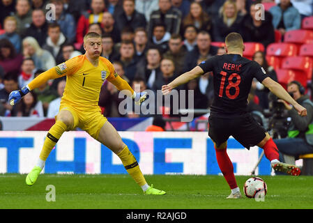 London, Großbritannien. 18. November 2018. England Torhüter Jordan Pickford (1) (links) breitet sich breit wie Kroatien defender Sime Vrsaljko (2) (rechts) nimmt einen Schuß während der UEFA Nationen Liga Match zwischen England und Kroatien im Wembley Stadion, London am Sonntag, den 18. November 2018. (© MI Nachrichten & Sport Ltd | Alamy Live-Nachrichten) Stockfoto