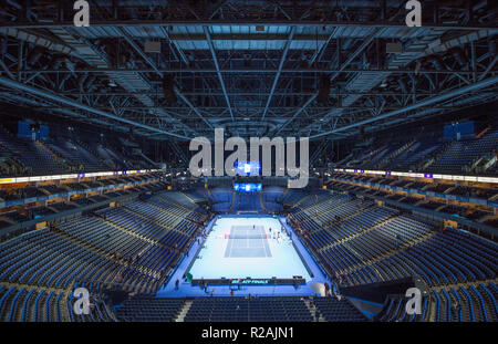 O2 Arena, London, UK. 18. November 2018. Center Court in der O2 rüstet sich für Finale Tag der Nitto ATP-Finale 2018. Alexander Zverev (GER), Platz 3 wird weltweit die Nummer 1 Novak Djokovic, um 18.00 Uhr spielen. Credit: Malcolm Park/Alamy Leben Nachrichten. Stockfoto