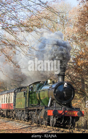 Bewdley, Großbritannien. 18. November 2018. UK Wetter: Reisende auf den Severn Valley Railway (ein Erbe Bahnstrecke zwischen Kidderminster und Bridgnorth) genießen Sie herrliche Herbst Sonnenschein als Ihre vintage UK Dampflok führt durch die schönen, Herbst, ländlichen, Worcestershire, Landschaft. Quelle: Lee Hudson/Alamy leben Nachrichten Stockfoto