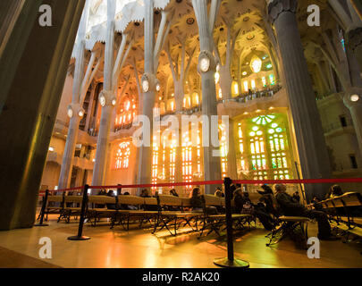 Barcelona, Spanien. 20 Dez, 2017. Blick in das Innere der Kathedrale Sagrada Familia, eine Römisch-katholische Basilika im Stadtteil Eixample. Da es wurde 1882 nach den Entwürfen des katalanischen Architekten Antoni Gaudi gebaut. Foto: Frank Rumpenhorst/dpa/Alamy leben Nachrichten Stockfoto