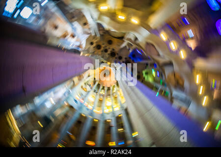 Barcelona, Spanien. 20 Dez, 2017. Blick in das Innere der Kathedrale Sagrada Familia, eine Römisch-katholische Basilika im Stadtteil Eixample. Da es wurde 1882 nach den Entwürfen des katalanischen Architekten Antoni Gaudi gebaut. Foto: Frank Rumpenhorst/dpa/Alamy leben Nachrichten Stockfoto