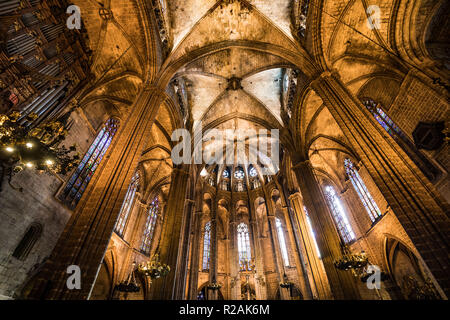 Barcelona, Spanien. 19 Dez, 2017. Panoramablick bis in das Innere des gotischen Kathedrale von Santa Eulalia, 'La Catedral de la Santa Creu i Santa Eulàlia'. Foto: Frank Rumpenhorst/dpa/Alamy leben Nachrichten Stockfoto