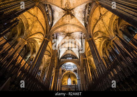 Barcelona, Spanien. 19 Dez, 2017. Panoramablick bis in das Innere des gotischen Kathedrale von Santa Eulalia, 'La Catedral de la Santa Creu i Santa Eulàlia'. Foto: Frank Rumpenhorst/dpa/Alamy leben Nachrichten Stockfoto