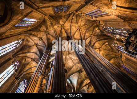 Barcelona, Spanien. 19 Dez, 2017. Panoramablick bis in das Innere des gotischen Kathedrale von Santa Eulalia, 'La Catedral de la Santa Creu i Santa Eulàlia'. Foto: Frank Rumpenhorst/dpa/Alamy leben Nachrichten Stockfoto