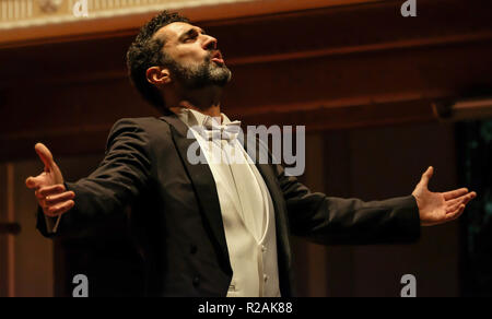 East Sussex, UK. 18. November 2018. Tenor Ramtin Ghazavi & Pianist Oliver Poole ein gemischtes Programm im Opus Theater Hastings durchführen.. Credit: charlie Bryan/Alamy leben Nachrichten Stockfoto