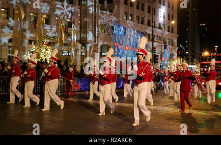 Chicago, USA. 17. Nov, 2018. Schauspieler in der 2018 Magnificent Mile Lights Festival Parade an der North Michigan Avenue in Chicago, USA, Nov. 17, 2018. Mit Dutzenden von Schwimmern, Tanz und Performance durch lokale Kunst Gruppen und Schulen vorgestellt, diese Parade markierte den Beginn der jährlichen Urlaubszeit. Credit: Wang Ping/Xinhua/Alamy leben Nachrichten Stockfoto