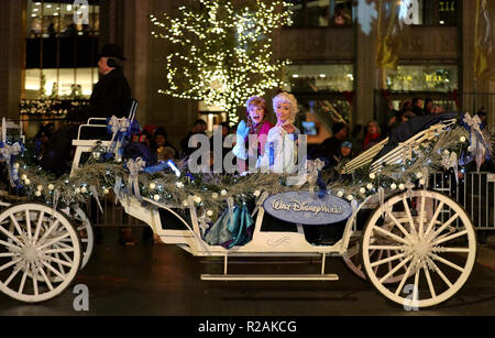 Chicago, USA. 17. Nov, 2018. Schauspieler in der 2018 Magnificent Mile Lights Festival Parade an der North Michigan Avenue in Chicago, USA, Nov. 17, 2018. Mit Dutzenden von Schwimmern, Tanz und Performance durch lokale Kunst Gruppen und Schulen vorgestellt, diese Parade markierte den Beginn der jährlichen Urlaubszeit. Credit: Wang Ping/Xinhua/Alamy leben Nachrichten Stockfoto