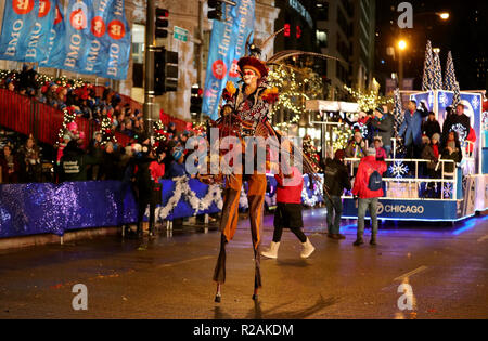 Chicago, USA. 17. Nov, 2018. Schauspieler in der 2018 Magnificent Mile Lights Festival Parade an der North Michigan Avenue in Chicago, USA, Nov. 17, 2018. Mit Dutzenden von Schwimmern, Tanz und Performance durch lokale Kunst Gruppen und Schulen vorgestellt, diese Parade markierte den Beginn der jährlichen Urlaubszeit. Credit: Wang Ping/Xinhua/Alamy leben Nachrichten Stockfoto