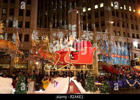 Chicago, USA. 17. Nov, 2018. Schauspieler in der 2018 Magnificent Mile Lights Festival Parade an der North Michigan Avenue in Chicago, USA, Nov. 17, 2018. Mit Dutzenden von Schwimmern, Tanz und Performance durch lokale Kunst Gruppen und Schulen vorgestellt, diese Parade markierte den Beginn der jährlichen Urlaubszeit. Credit: Wang Ping/Xinhua/Alamy leben Nachrichten Stockfoto