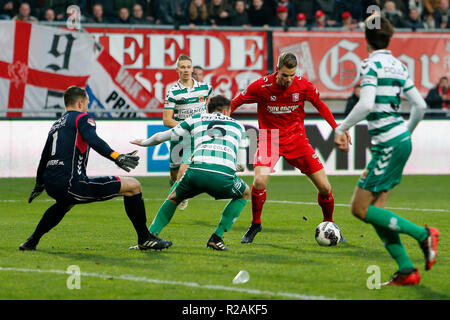 Zwolle, Niederlande. 18 Nov, 2018. Niederländische Keuken Kampioen Divisie, FC Twente player Jari Oosterwijk (r) während dem Spiel FC Twente - Go Ahead Eagles. Credit: Pro Schüsse/Alamy leben Nachrichten Stockfoto