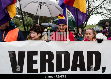 Madrid, Spanien. 18 Nov, 2018. Menschen protestieren in das Tal der Gefallenen gegen die mögliche Exhumierung und Transfer an der Kathedrale von Almudena der Reste der Diktator, während in der Zwischenzeit innerhalb des Monument, eine Messe gefeiert wird. Credit: Marcos del Mazo/Alamy leben Nachrichten Stockfoto