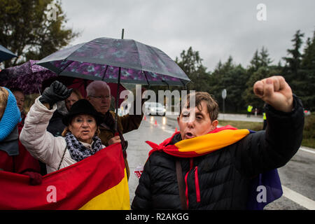 Madrid, Spanien. 18 Nov, 2018. Menschen protestieren in das Tal der Gefallenen gegen die mögliche Exhumierung und Transfer an der Kathedrale von Almudena der Reste der Diktator, während in der Zwischenzeit innerhalb des Monument, eine Messe gefeiert wird. Credit: Marcos del Mazo/Alamy leben Nachrichten Stockfoto