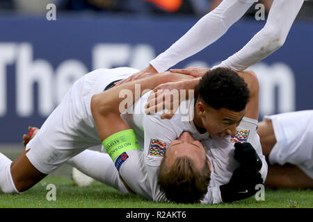 Harry Kane von England feiert mit Jesse Lingard, nachdem er seine Seiten zweite und gewinnendes Ziel, England 2-1 voraus - England - Kroatien, UEFA Nationen Liga - Gruppe A 4, Wembley Stadion, London - 18. November 2018 Stockfoto