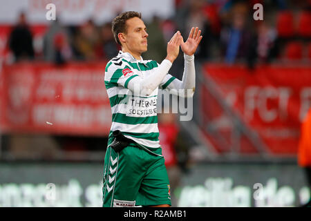 Zwolle, Niederlande. 18 Nov, 2018. Niederländische Keuken Kampioen Divisie, Go Ahead Eagles player Jaroslav Navratil danken den Fans während des Spiels FC Twente - Go Ahead Eagles. Credit: Pro Schüsse/Alamy leben Nachrichten Stockfoto