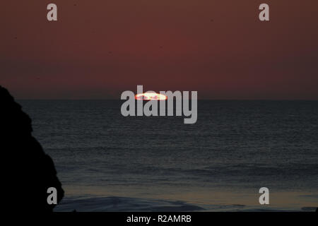 Cornwall, UK. Nov 2018 18. , Herrlichen Sonnenuntergang über Bude in Cornwall nach einem herrlichen sonnigen, aber kalten Tag. Credit: Keith Larby/Alamy leben Nachrichten Stockfoto