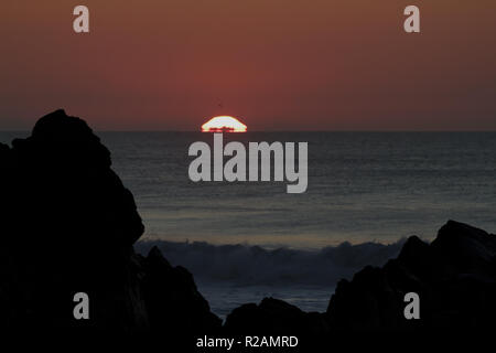 Cornwall, UK. Nov 2018 18. , Herrlichen Sonnenuntergang über Bude in Cornwall nach einem herrlichen sonnigen, aber kalten Tag. Credit: Keith Larby/Alamy leben Nachrichten Stockfoto