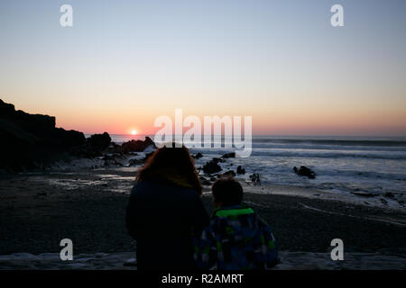 Cornwall, UK. Nov 2018 18. , Herrlichen Sonnenuntergang über Bude in Cornwall nach einem herrlichen sonnigen, aber kalten Tag. Credit: Keith Larby/Alamy leben Nachrichten Stockfoto