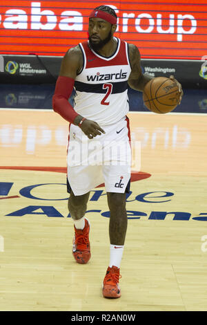 Washington, District of Columbia, USA. Okt, 2018 18. Washington Wizards guard John Wall (2) dribbelt während des Spiels zwischen der Washington Wizards und Miami Heat im Capitol Ein Bereich am 18. Oktober 2018 in Washington, DC. Credit: Alex Edelman/ZUMA Draht/Alamy leben Nachrichten Stockfoto