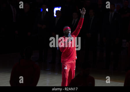 Washington, District of Columbia, USA. Okt, 2018 18. Washington Wizards guard John Wand (2) begrüsst die Fans vor dem Spiel zwischen den Washington Wizards und Miami Heat im Capitol Ein Bereich am 18. Oktober 2018 in Washington, DC. Credit: Alex Edelman/ZUMA Draht/Alamy leben Nachrichten Stockfoto