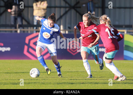 Birmingham, Großbritannien. 18. November 2018. Birmingham Hayley Ladd auf der Kugel. BCFC Frauen 3 - 0 West Ham Frauen. Peter Lopeman/Alamy leben Nachrichten Stockfoto