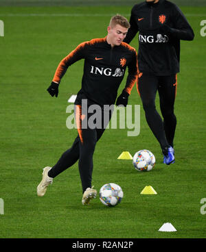 Gelsenkirchen, Deutschland. 18 Nov, 2018. Fußball: Nationalmannschaft: Niederländische Spieler Matthijs de Ligt Training in der Veltins Arena. Die Nationalmannschaft von Deutschland wird morgen spielen in der Nations-League Match gegen die Niederlande in der Veltins-Arena in Gelsenkirchen. Credit: Ina Faßbender/dpa/Alamy leben Nachrichten Stockfoto