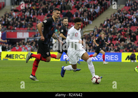 London, Großbritannien. 18. November 2018. Jadon Sancho von England unter Druck von Dejan Lovren von Kroatien während der UEFA Nationen Liga Liga eine Gruppe 4 Match zwischen England und Kroatien im Wembley Stadium am 18. November 2018 in London, England. (Foto von Matt Bradshaw/phcimages.com) Credit: PHC Images/Alamy Live News Credit: PHC Images/Alamy leben Nachrichten Stockfoto