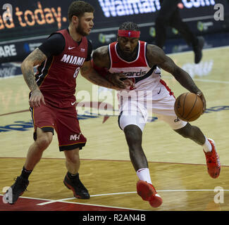 Washington, District of Columbia, USA. Okt, 2018 18. Washington Wizards guard John Wall (2) dribbelt, während Sie von Miami Heat guard Tyler Johnson (8) während des Spiels zwischen der Washington Wizards und Miami Heat im Capitol Ein Bereich am 18. Oktober 2018 in Washington, DC, verteidigt. Credit: Alex Edelman/ZUMA Draht/Alamy leben Nachrichten Stockfoto