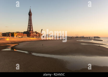 Blackpool Großbritannien, 18. November 2018. Wetter news. Das Wetter ist ein wenig kalt entlang der Küste bei Blackpool an diesem Abend. Einmal eingepackt, obwohl viele Menschen genießen den schönen Abend Licht sind. © Gary Telford/Alamy leben Nachrichten Stockfoto