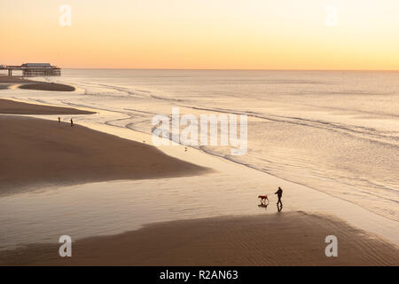 Blackpool Großbritannien, 18. November 2018. Wetter news. Das Wetter ist ein wenig kalt entlang der Küste bei Blackpool an diesem Abend. Einmal eingepackt, obwohl viele Menschen genießen den schönen Abend Licht sind. © Gary Telford/Alamy leben Nachrichten Stockfoto