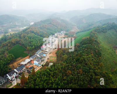 (181118) - anji, November 18, 2018 (Xinhua) - Luftaufnahme auf Nov. 16, 2018 zeigt die Landschaft des Lujia Dorf in Anji County, im Osten der chinesischen Provinz Zhejiang. Lujia Dorf liegt in der bergigen Region im Nordosten Anji entfernt. Das Dorf hat eine Bevölkerung von über 2.200 und über 533 Hektar von Bambus Wälder. Zu einem schönen Dorf bauen und das Leben der Dorfbewohner zu verbessern, Lujia implementiert einen umfassenden Plan für ländliche, industriellen und touristischen Entwicklung in den letzten Jahren. Das Einkommen der kollektiven Wirtschaft des Dorfes stieg von 18.000 Yuan (rund 2.500 US-Dollar) Stockfoto