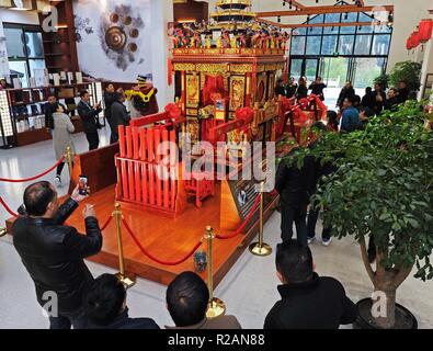 (181118) - anji, November 18, 2018 (Xinhua) - Touristen eine traditionelle Sänfte durch lokale Tischler Guo Jinxian in Lujia Dorf Anji Grafschaft gebildet, der ostchinesischen Provinz Zhejiang, Nov. 16, 2018. Lujia Dorf liegt in der bergigen Region im Nordosten Anji entfernt. Das Dorf hat eine Bevölkerung von über 2.200 und über 533 Hektar von Bambus Wälder. Zu einem schönen Dorf bauen und das Leben der Dorfbewohner zu verbessern, Lujia implementiert einen umfassenden Plan für ländliche, industriellen und touristischen Entwicklung in den letzten Jahren. Das Einkommen der kollektiven Wirtschaft des Dorfes stieg von 18. Stockfoto