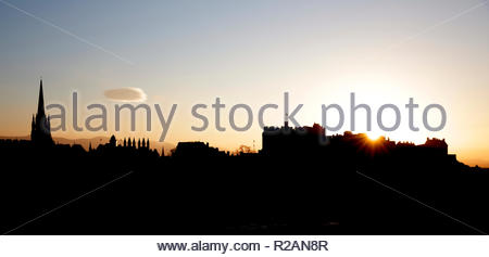 Edinburgh, Vereinigtes Königreich. 18. November 2018. Sonnenuntergang hinter Schloss Edinburgh, Schottland. Quelle: Craig Brown/Alamy Leben Nachrichten. Stockfoto