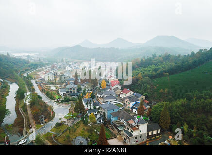 (181118) - anji, November 18, 2018 (Xinhua) - Luftaufnahme auf Nov. 16, 2018 zeigt die Landschaft des Lujia Dorf in Anji County, im Osten der chinesischen Provinz Zhejiang. Lujia Dorf liegt in der bergigen Region im Nordosten Anji entfernt. Das Dorf hat eine Bevölkerung von über 2.200 und über 533 Hektar von Bambus Wälder. Zu einem schönen Dorf bauen und das Leben der Dorfbewohner zu verbessern, Lujia implementiert einen umfassenden Plan für ländliche, industriellen und touristischen Entwicklung in den letzten Jahren. Das Einkommen der kollektiven Wirtschaft des Dorfes stieg von 18.000 Yuan (rund 2.500 US-Dollar) Stockfoto