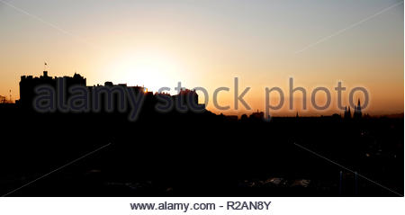 Edinburgh, Vereinigtes Königreich. 18. November 2018. Sonnenuntergang hinter Schloss Edinburgh, Schottland. Quelle: Craig Brown/Alamy Leben Nachrichten. Stockfoto