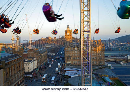 Edinburgh, Vereinigtes Königreich. 18. November 2018. Edinburgh Weihnachtsfest, mit der Star Flyer Fahrt, Blick entlang der Princes Street, das Balmoral Hotel und Calton Hill, Schottland. Quelle: Craig Brown/Alamy Leben Nachrichten. Stockfoto