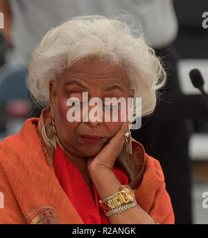 LAUDERHILL, FL - 18. NOVEMBER: Dr. Brenda Snipes, Broward County Supervisor von Wahlen tragen ihren Sonntag beste rotes Kleid, rote Schuhe und ihr Gold und Diamond Bracelets, erhält Beifall von den Menschen in ihr Büro und sie umarmt sie und als Wellen bye bye, als Sie die nachzählung aller Stimmen abgeschlossen ist. Broward County nicht die Frist, dass eines der kundenwerbung Kammer inoffiziell 10.00 Uhr Sonntag eingestellt. Aber die Grafschaft hat die Frist, die gezählt, die Einreichung der offiziellen Berichten Ergebnisse einer Stunde oder so vor der staatlichen 12.00 Uhr abgeschnitten. Hier im Broward County Supervisor gesehen Stockfoto