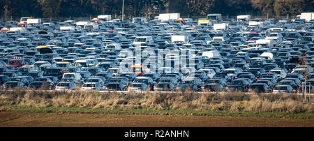 18. November 2018, Hessen, Kilianstädten: Hunderte Autos in einem riesigen Parkplatz am Rande des Dorfes geparkt. Diese sind meist Leasing kehrt von großen Unternehmen. Foto: Frank Rumpenhorst/dpa Stockfoto