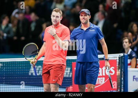 London, Großbritannien. 18. November 2018. Jack Socke (L) und Mike Bryan (R) der Vereinigten Staaten feiert nach dem Gewinn der Herren Doppel Finale der 2018 Nitto ATP-Finale gegen Nicolas Mahut und Pierre-Hugues Herbert von Frankreich in der O2 Arena in London, England am 18. November 2018. Quelle: LBA/Alamy leben Nachrichten Stockfoto