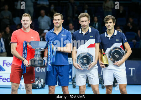 London, Großbritannien. 18. November 2018. (L - R) Jack Socke und Mike Bryan der Vereinigten Staaten, Nicolas Mahut und Pierre-Hugues Herbert von Frankreich pose mit Trophäen nach dem Männer Finale der 2018 Nitto ATP-Finale in der O2 Arena in London, England am 18. November 2018 verdoppelt. Quelle: LBA/Alamy leben Nachrichten Stockfoto