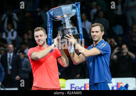 London, Großbritannien. 18. November 2018. (L - R) Jack Socke und Mike Bryan der Vereinigten Staaten darstellen, mit der Trophäe, nachdem er das Herren-doppel Finale der 2018 Nitto ATP-Finale gegen Nicolas Mahut und Pierre-Hugues Herbert von Frankreich in der O2 Arena in London, England am 18. November 2018. Quelle: LBA/Alamy leben Nachrichten Stockfoto